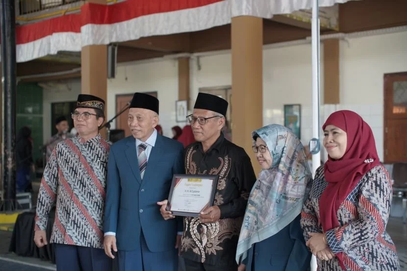 Yayasan Khadijah Beri Penghargaan kepada Pencipta Mars Khadijah, Guru- Karyawan Purna & Pengabdian 25 Tahun